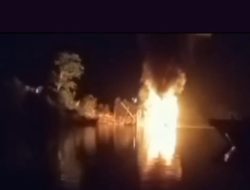 Kapal Tongkang Muatan Ribuan Liter Minyak Ilegal terbakar ,diduga milik oknum polisi